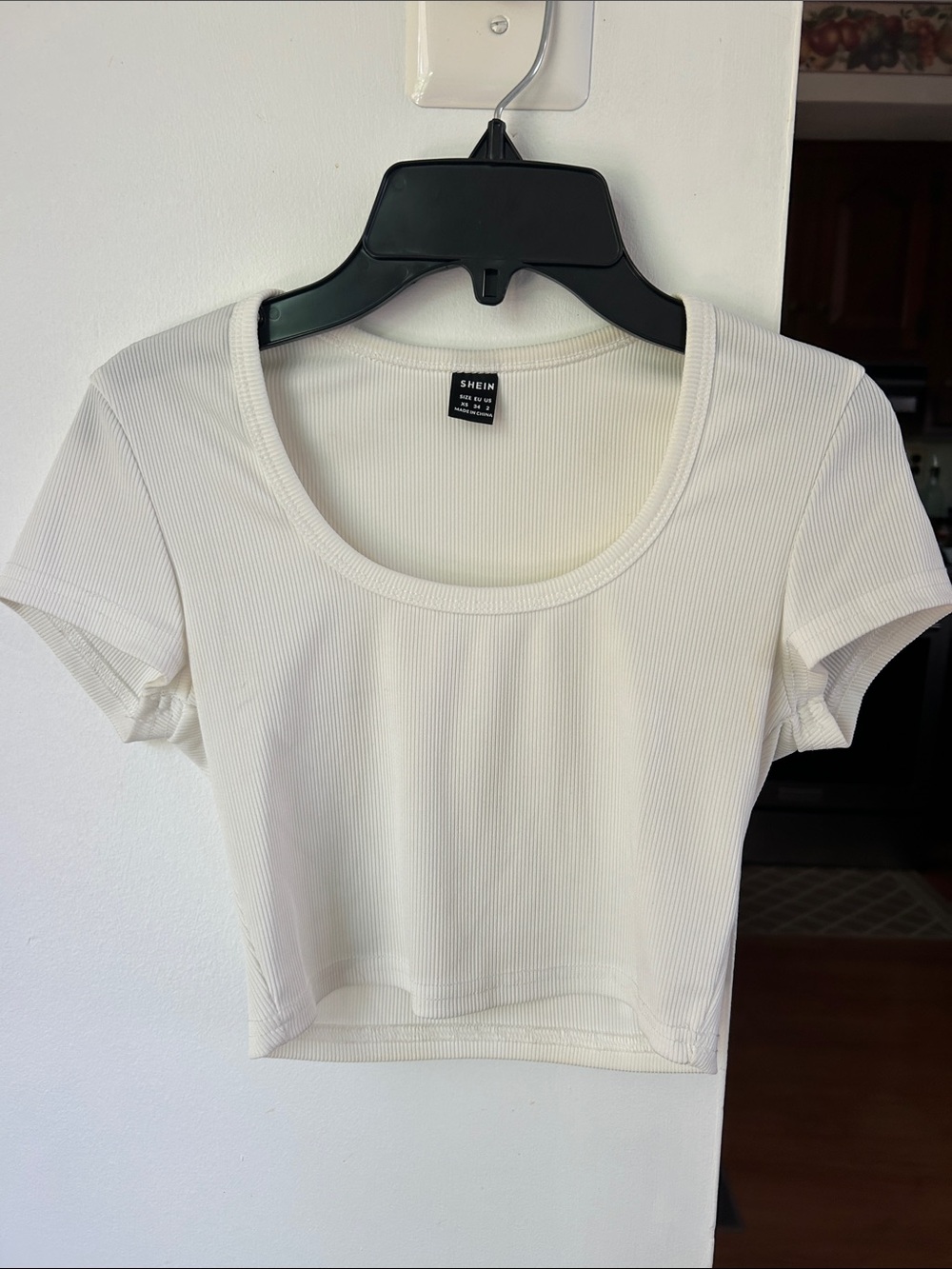 SHEIN || Cream Ribbed Scoop-Neck Crop Tee